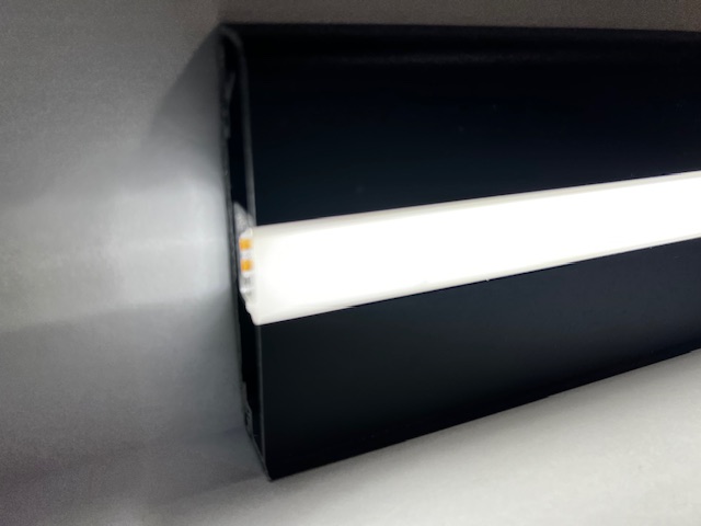 لاینر نوری قرنیز روکار ۷۸mm SL18۴